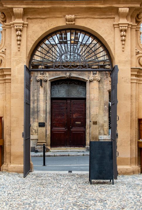 De porche en porte, Cour de l'Hôtel Boyer d'Eguilles, Aix en Provence, Mars 2021